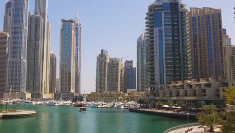 marina-de-dubai-de-luz-de-día-a-la-bahía-de-vista-panorámica-al-Golfo,-4-k,-Emiratos-Árabes-Unidos