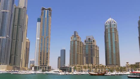 Luz-de-día-de-los-edificios-de-la-ciudad-de-dubai-marina-panorama-4-k,-Emiratos-Árabes-Unidos