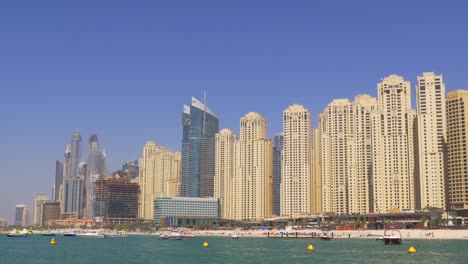 Emiratos-Árabes-Unidos-día-soleado-la-Marina-de-Dubai-JBR-cuadra-Playa-panorama-4-K