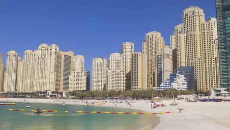 Emiratos-Árabes-Unidos-día-soleado-la-Marina-de-Dubai-JBR-cuadra-Playa-panorama-4-K