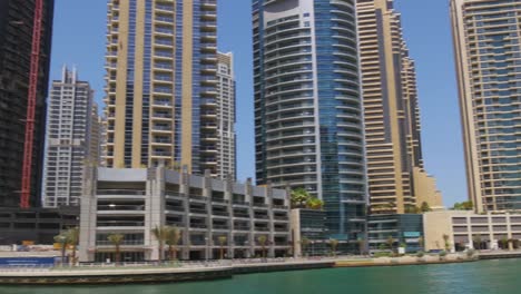 Emiratos-Árabes-Unidos-Dubai-Marina-Bahía-día-soleado-vista-al-golfo,-4-K