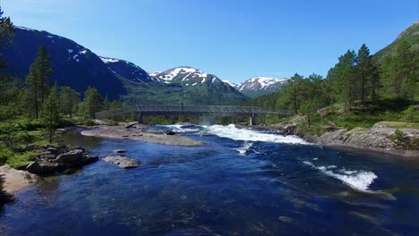 Mädchen-vor-dem-Wasserfall-in-Norwegen