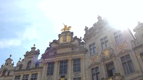 CLOSE-UP:-Erstaunliche-Gold-verziert,-Guildhall-Fassade-und-atemberaubende-Reiterstatue