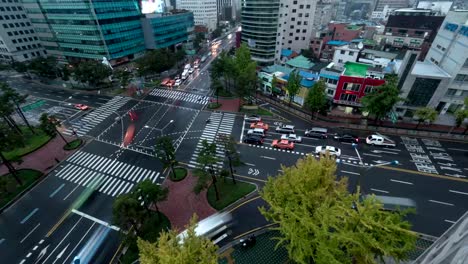 Timelapse-of-traffic-on-intersection-in-Seoul,-South-Korea