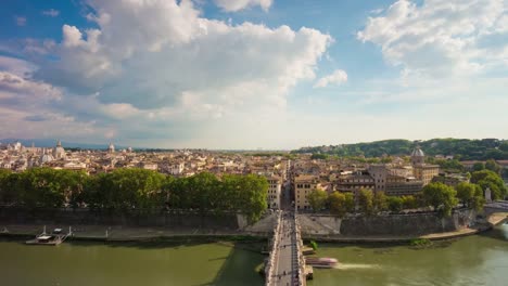 Italien-sonnigen-Tag-Rom-berühmtes-Schloss-Dachterrasse-Blick-auf-Tiber-Fluss-Brücke-Panorama-4-k-Zeitraffer