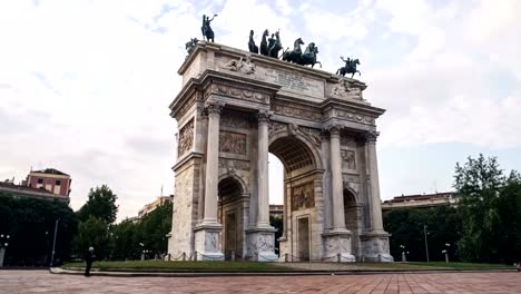 Klassische-Arch-und-Menschen-in-einer-square