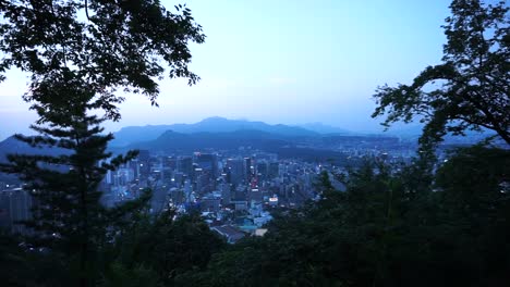 Seoul,-südkoreanischen-Hauptstadt-Aussicht-vom-Gipfel-des-Berges-während-Sonnenuntergang-Abendzeit