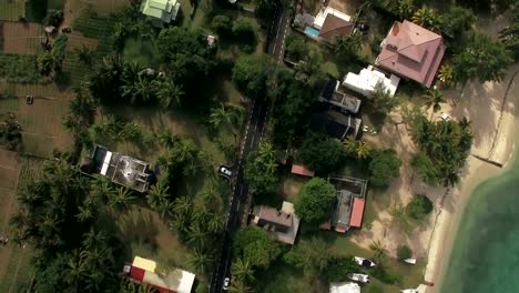 Volando-sobre-Isla-Mauricio-con-casas-y-tierras-de-cultivo