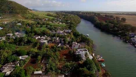 Flug-über-die-Stadt-und-den-Fluss-auf-Mauritius