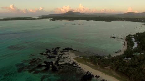 Laguna-Azul-y-la-costa-de-Mauritius,-vista-aérea