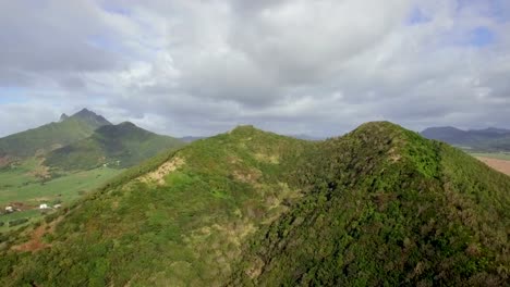 Flug-über-grüne-Hügel-auf-Mauritius