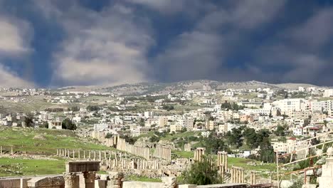 Römische-Ruinen-in-der-jordanischen-Stadt-Jerash-(Gerasa-der-Antike),-die-Hauptstadt-und-größte-Stadt-Jerash-Governorate,-Jordanien