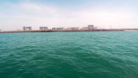 Boot-Kamerafahrt-aus-dem-Mittelmeer-von-Herzliya-Marina-in-israel