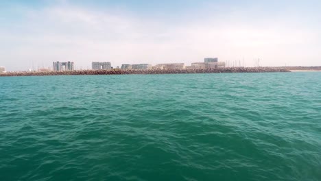 Tiro-de-seguimiento-de-barco-desde-el-mar-Mediterráneo-de-la-marina-de-herzliya-en-israel