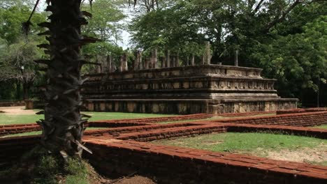 Ruins-of-the-building-in-the-ancient-city-of-Polonnaruwa,-Sri-Lanka.