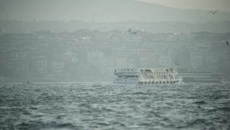 Überfüllte-Fähre-entlang-eines-belebten-Bosporus-Meerenge-Hafens-docking-/-Istanbul,-Türkei