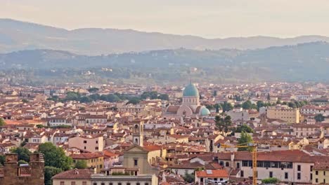 Vista-panorámica-aérea-de-Florencia-al-atardecer,-Italia