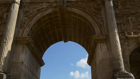 arco-de-Italia-Roma-verano-famoso-día-de-septimius-severus-cielo-azul-caminando-ve-4k