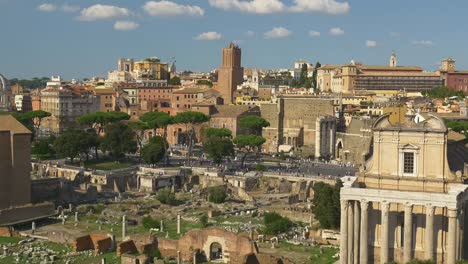 foro-romano-famoso-tiempo-de-día-Italia-concurrida-calle-panorama-4k-Roma