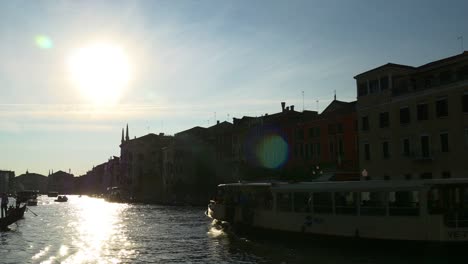 Italia-al-atardecer-Venecia-ciudad-famoso-gran-canal-agua-tráfico-rialto-puente-lado-panorama-4k