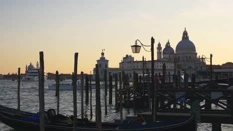 san-de-atardecer-de-Italia-marco-Bahía-santa-maria-della-panorama-Catedral-de-saludo-4k