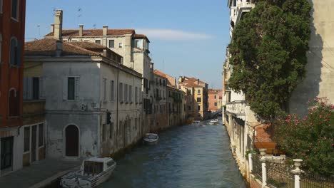 Italia-día-soleado-tiempo-Venecia-ciudad-barco-privado-tráfico-calle-vista-del-canal-4k