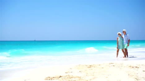 Junges-Paar-am-weißen-Strand-während-der-Sommerferien.-Glücklich-Liebhaber-genießen-ihre-Flitterwochen.