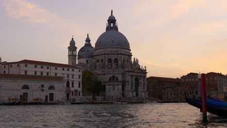 Italien-Sunset-sky-Venedig-Santa-Maria-della-Salute-Basilika-Canal-grande-Panorama-4k