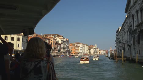 Italia-día-soleado-de-pasajeros-de-la-nave-panorama-de-viaje-de-carretera-Venecia-gran-canal-4k