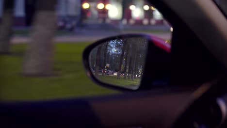 Blick-auf-den-Stadtverkehr-in-Auto-Rückspiegel