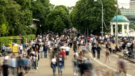 Massen-von-Menschen-Fuß-entlang-der-Böschung-eines-Stadt-Flusses,-Zeitraffer