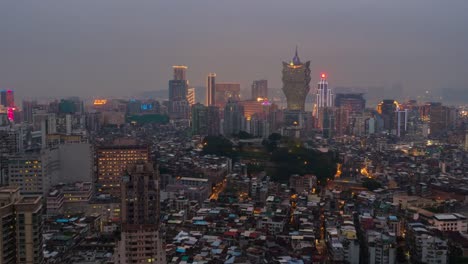 China-Sonnenuntergang-berühmten-Macau-grand-Lisboa-Center-Hotel-auf-dem-Dach-Stadtpanorama-4k-Zeitraffer