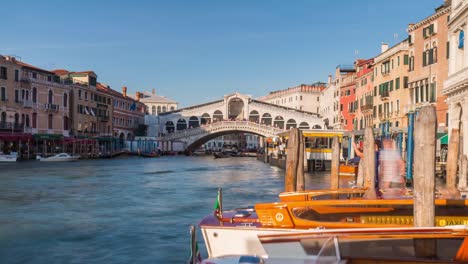 Italien-Sonnentag-berühmten-Sonnenuntergang-Kanal-Rialto-Brücke-Wasser-Verkehr-Panorama-4k-Zeitraffer