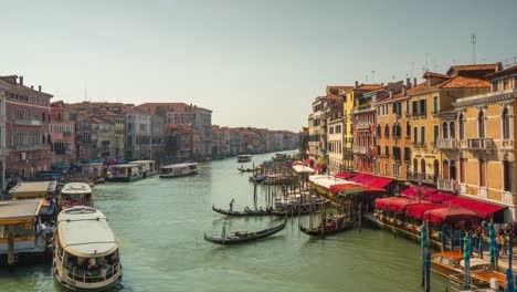 Italien-Sonnentag-berühmten-Rialto-Brücke-grand-Canal-Bucht-Restaurants-Panorama-4-k-Zeit-hinfällig,-Venedig