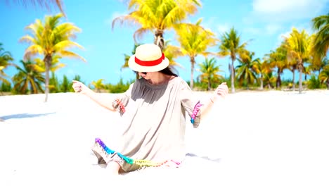 Junge-schöne-Frau-am-tropischen-Strand-mit-Palmen