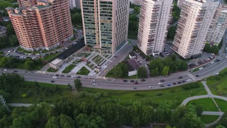 View-from-the-height-of-a-part-of-the-park-and-the-street-with-large-houses