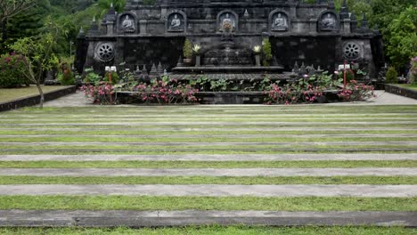 Brahmavihara-Arama-auch-bekannt-als-Vihara-Buddhas-Banjar-ist-buddhistische-Tempel-Kloster-in-Bergen-in-der-Nähe-von-Lovina-in-Nord-Bali