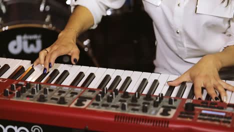 Hands-Playing-Piano