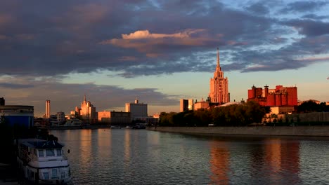 Blick-von-der-Moskwa-in-den-Strahlen-der-untergehenden-Sonne