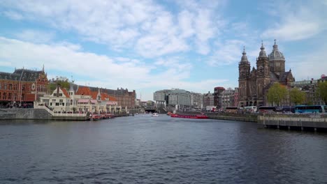 Vista-de-paisaje-escénico-del-canal-de-Amsterdam