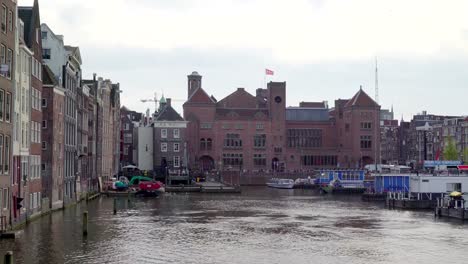 Der-Blick-auf-den-Kanal-von-Amsterdam-mit-dem-Gebäude