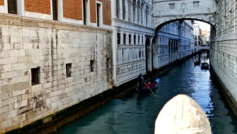 Touristen-mit-Gondel-in-Venedig