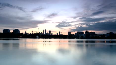 Kuala-Lumpur-Skyline-Blick-vom-Ampang-See-während-des-Sonnenuntergangs.-Rechts-nach-links-schwenken.