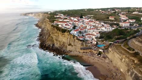 Luftaufnahme-des-Ozeans-in-der-Nähe-von-Azenhas-Mar-do,-Portugal-Stadt-am-Meer.