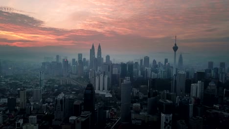 Cielo-ardiente-contra-rascacielos-de-Kuala-Lumpur-con-niebla-y-niebla-por-la-mañana.