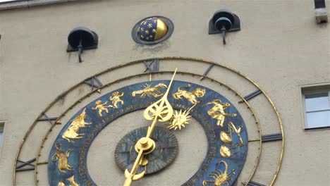 Große-golden-alten-Zeit-in-das-Gebäude