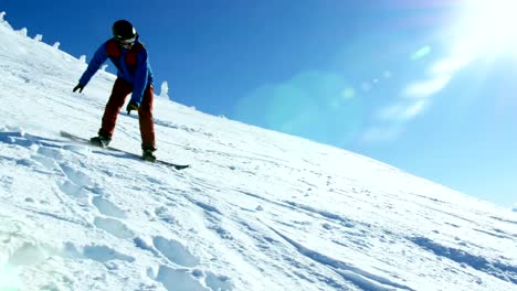 Snowboard-en-la-montaña-Nevada-de-la-persona
