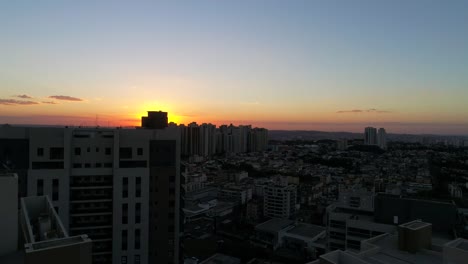 Sonnenuntergang-hinter-der-Skyline-der-Stadt---Silhouetten