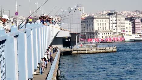 Fischer-auf-der-Galata-Brücke