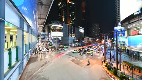 Tráfico-de-vista-timelapse-de-cruce-Asoke-Bangkok